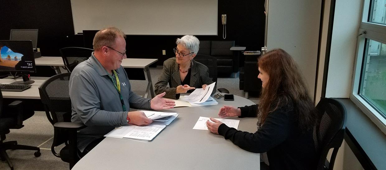 CPE staff in the 教师 Resource Room